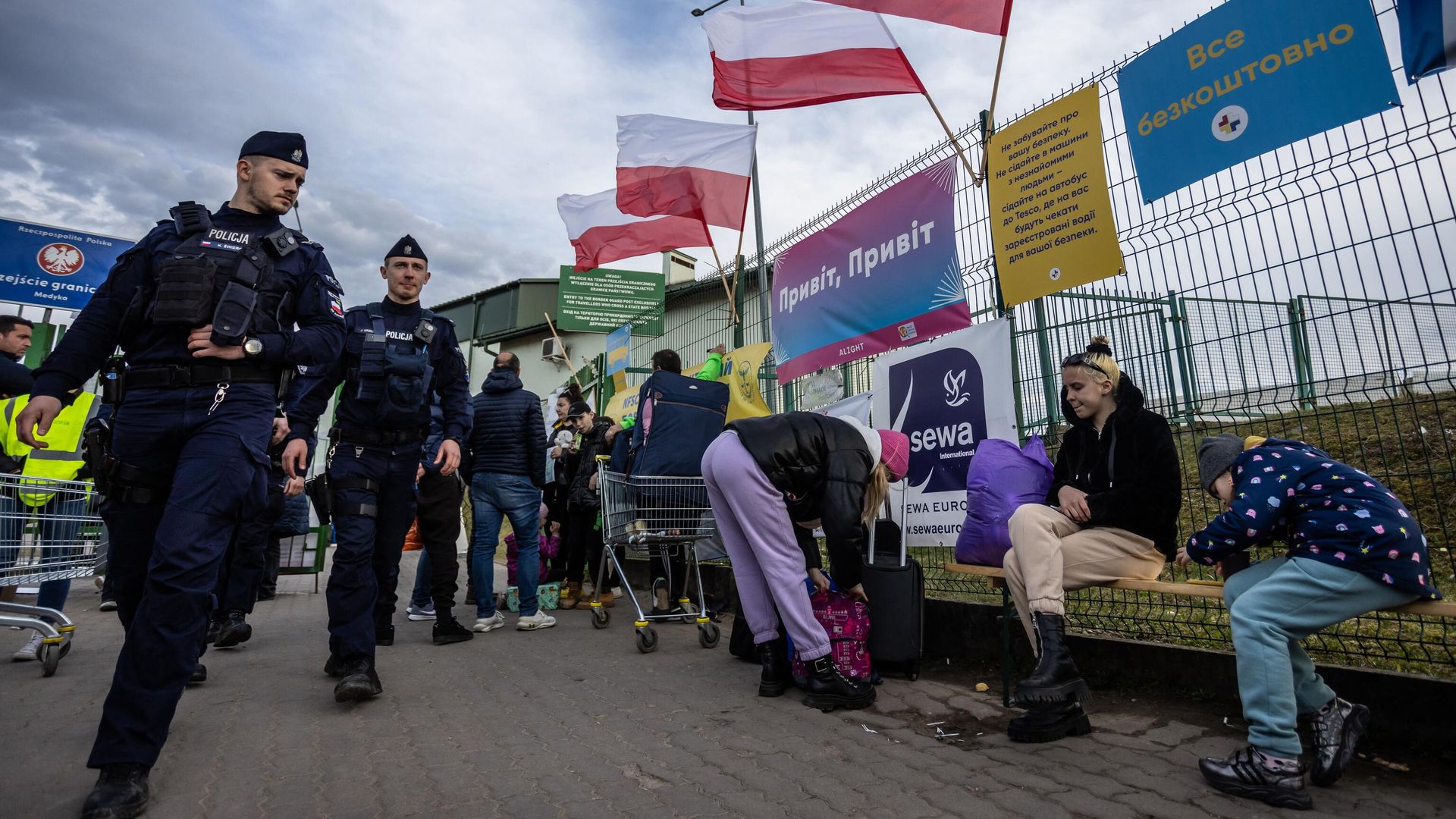 Польские полицейские проходят мимо украинских беженцев на контрольно-пропускном пункте Медыка — Шегини на польско-украинской границе Польские полицейские проходят мимо украинских беженцев на контрольно-пропускном пункте Медыка — Шегини на польско-украинской границе - РИА Новости, 1920, 26.05.2023