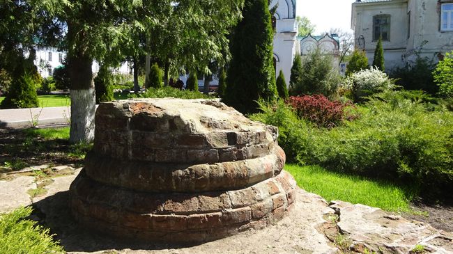 Толшевский монастырь, фундамент колокольни Толшевский монастырь, фундамент колокольни
