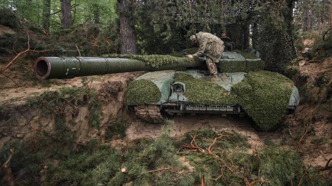 Члены танкового экипажа осматривают поступивший в подразделение танк Т-90 Прорыв, в южном секторе СВО