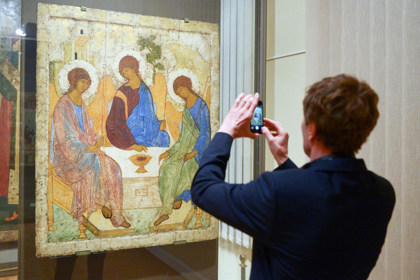 Икона художника Андрея Рублева Троица (1425–1427гг.) в Третьяковской галерее Икона художника Андрея Рублева Троица (1425–1427гг.) в Третьяковской галерее