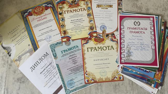 В комнате Анисимова лежит стопка дипломов и грамот, полученных еще в школе В комнате Анисимова лежит стопка дипломов и грамот, полученных еще в школе