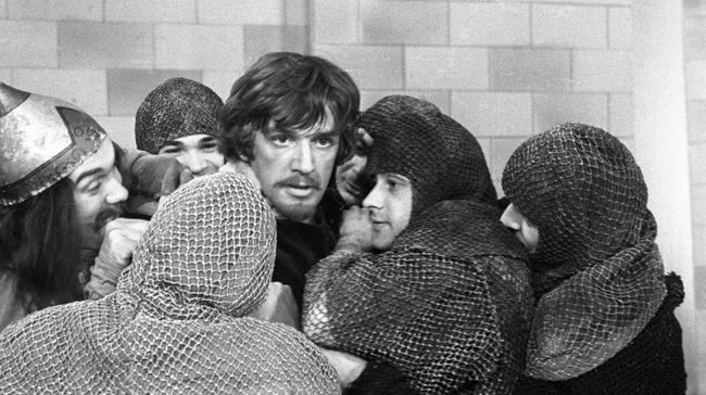 Актер Александр Абдулов в роли Робин Гуда в сцене из телеспектакля Художник из Шервудского леса, режиссер Сергей Евлахишвили Актер Александр Абдулов в роли Робин Гуда в сцене из телеспектакля Художник из Шервудского леса, режиссер Сергей Евлахишвили