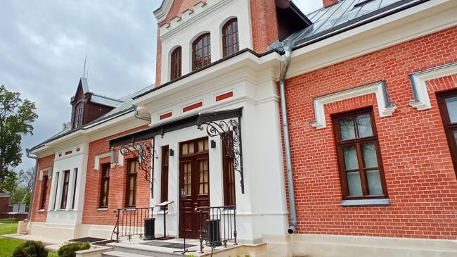 Дворцовый комплекс Ольденбургских, Дом с ризалитами, реконструирован в 2019 году Дворцовый комплекс Ольденбургских, Дом с ризалитами, реконструирован в 2019 году