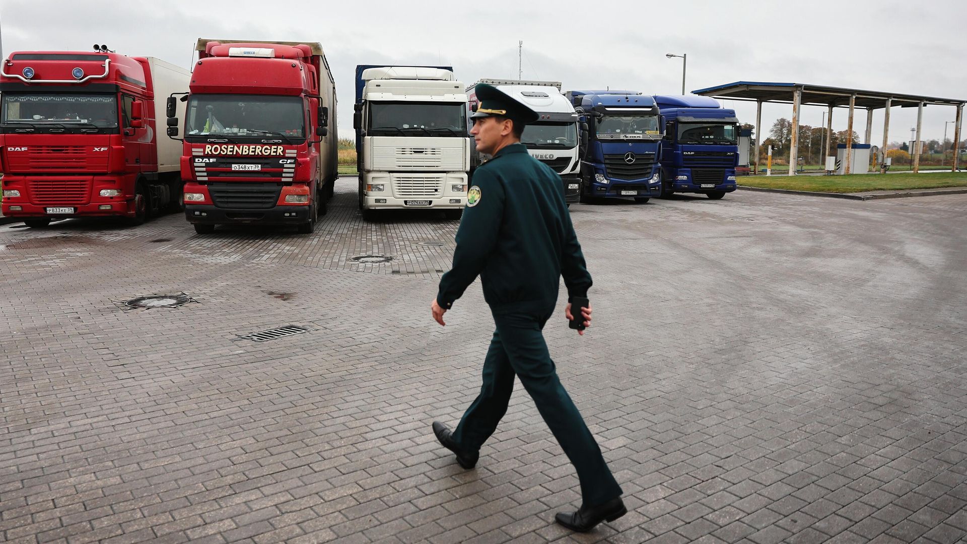 Грузовые автомобили на многостороннем автомобильном пункте пропуска Чернышевское в Калининградской области Грузовые автомобили на многостороннем автомобильном пункте пропуска Чернышевское в Калининградской области - РИА Новости, 1920, 26.05.2023