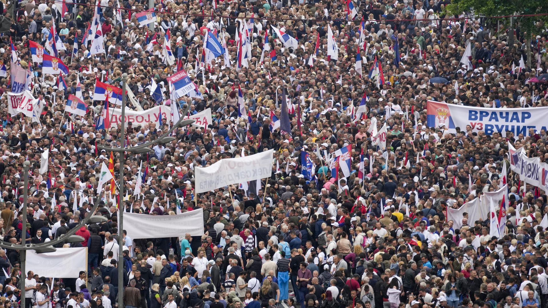 Митинг в поддержку Александра Вучича перед зданием парламента Сербии в Белграде Митинг в поддержку Александра Вучича перед зданием парламента Сербии в Белграде - РИА Новости, 1920, 26.05.2023