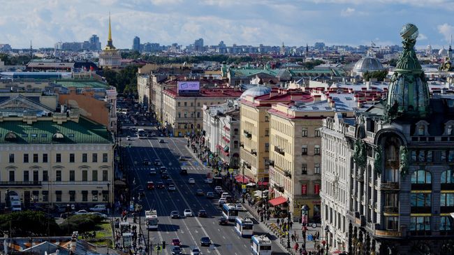 Вид на Невский проспект со смотровой площадки Думской башни в Санкт-Петербурге Вид на Невский проспект со смотровой площадки Думской башни в Санкт-Петербурге
