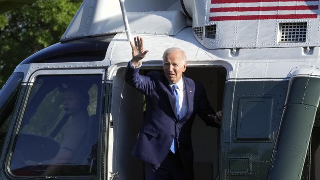 Президент США Джо Байден садится в вертолет