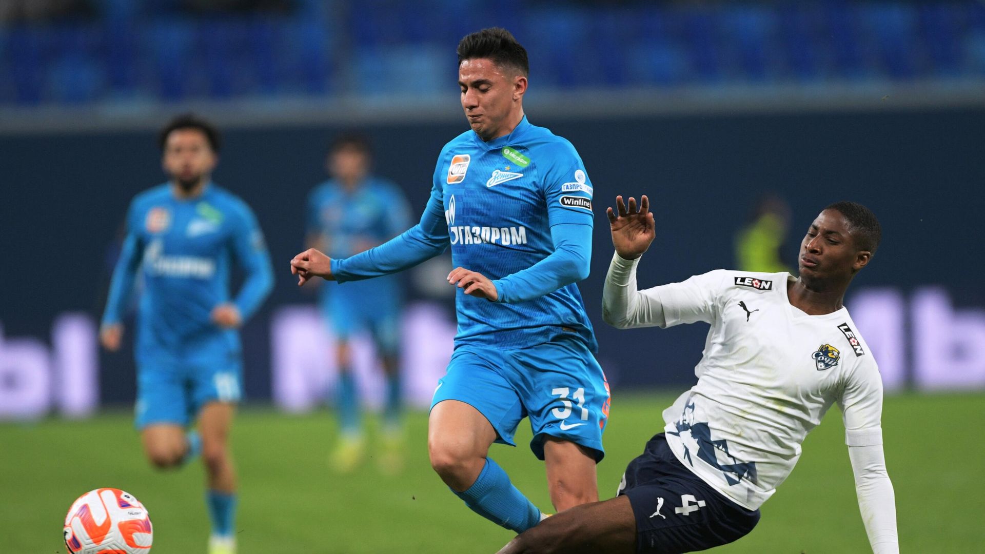 Игрок ФК Зенит Густаво Мантуан (слева) и игрок ФК Сочи Мусса Сиссако - РИА Новости, 1920, 27.05.2023