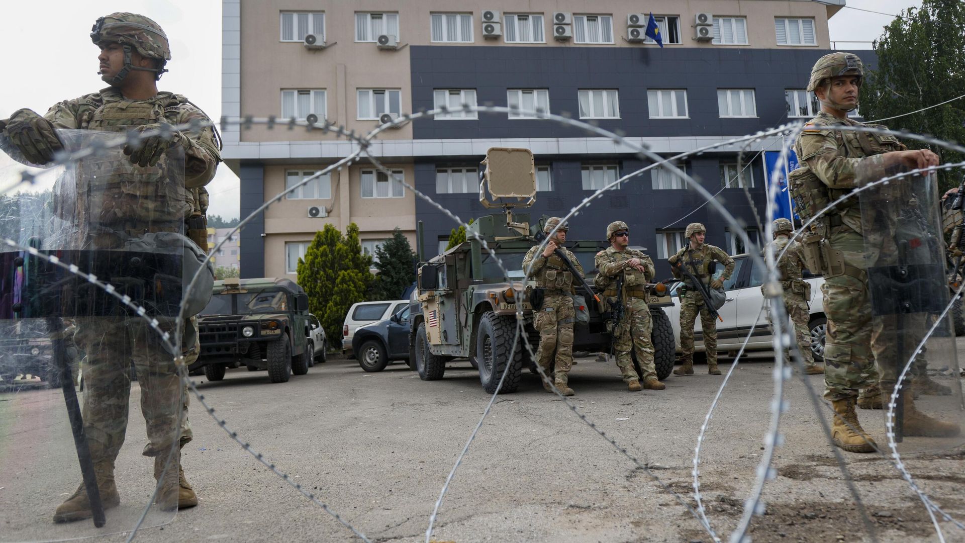 Миссия НАТО оцепила здания муниципалитетов в Косово Миссия НАТО оцепила здания муниципалитетов в Косово - РИА Новости, 1920, 29.05.2023