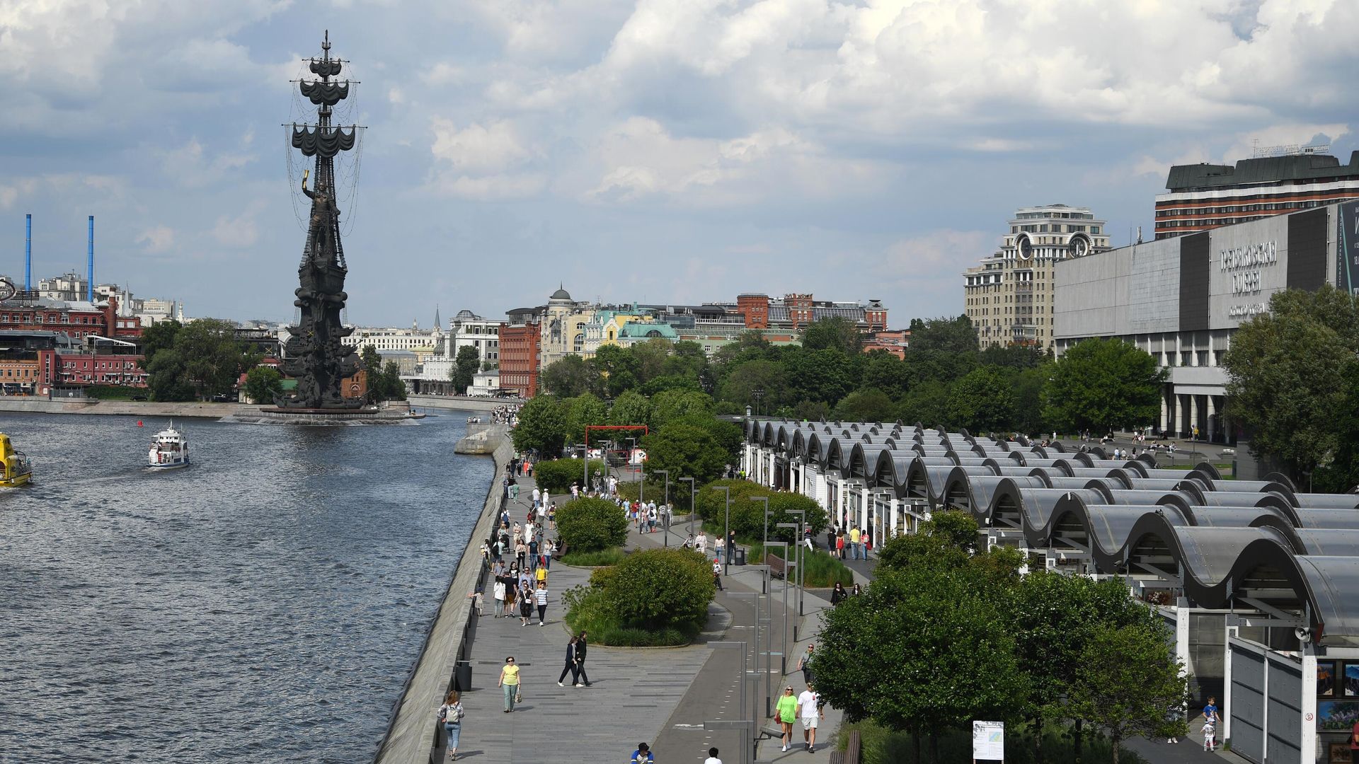 Отдыхающие на Пречистенской набережной в Москве Отдыхающие на Пречистенской набережной в Москве - РИА Новости, 1920, 05.06.2023