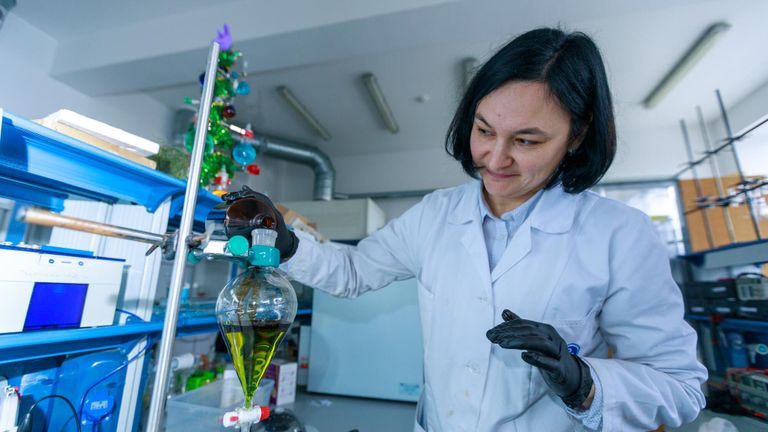 Научный сотрудник Института живых систем БФУ Юлия Куликова за работой Научный сотрудник Института живых систем БФУ Юлия Куликова за работой