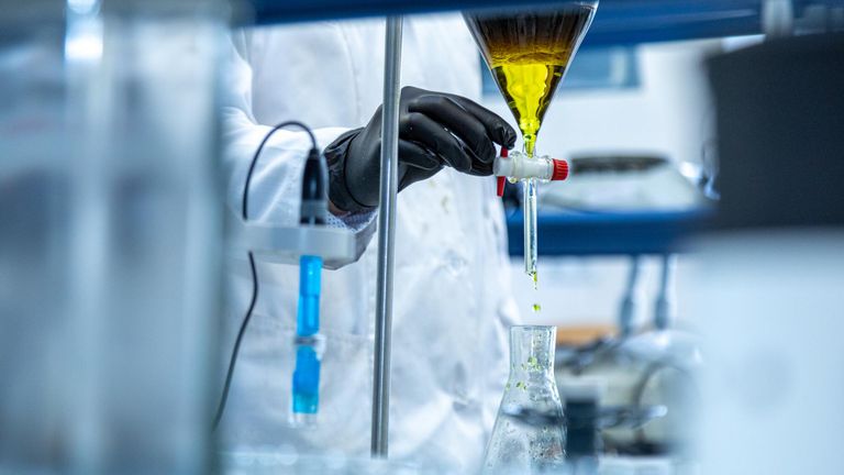 Смесь воды и нефти разделяют с применением специальных растворителей Смесь воды и нефти разделяют с применением специальных растворителей
