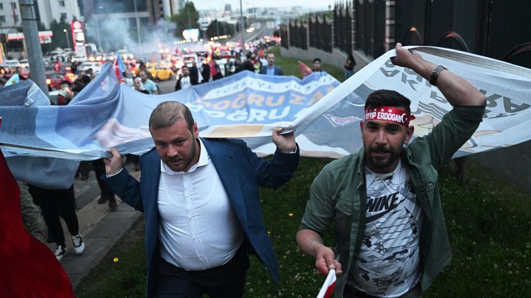 Сторонники действующего президента Реджепа Тайипа Эрдогана у президентского дворца в Анкаре радуются предварительным итогам второго тура президентских выборов в Турции Сторонники действующего президента Реджепа Тайипа Эрдогана у президентского дворца в Анкаре радуются предварительным итогам второго тура президентских выборов в Турции