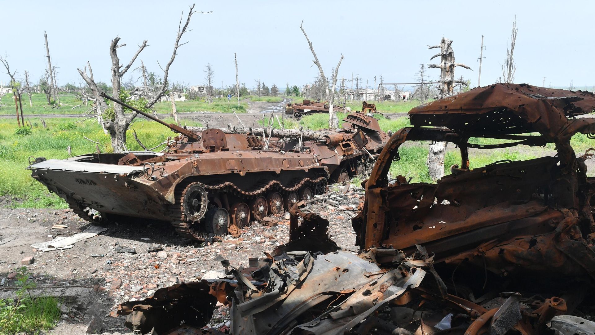 Уничтоженная военная техника ВСУ в селе у линии соприкосновения на Артемовском направлении Уничтоженная военная техника ВСУ в селе у линии соприкосновения на Артемовском направлении - РИА Новости, 1920, 08.06.2023