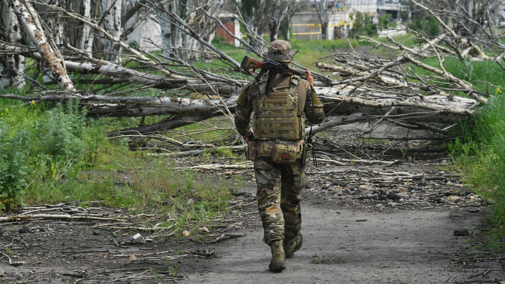 Российский военнослужащий в селе у линии соприкосновения на Артемовском направлении Российский военнослужащий в селе у линии соприкосновения на Артемовском направлении - РИА Новости, 1920, 30.05.2023