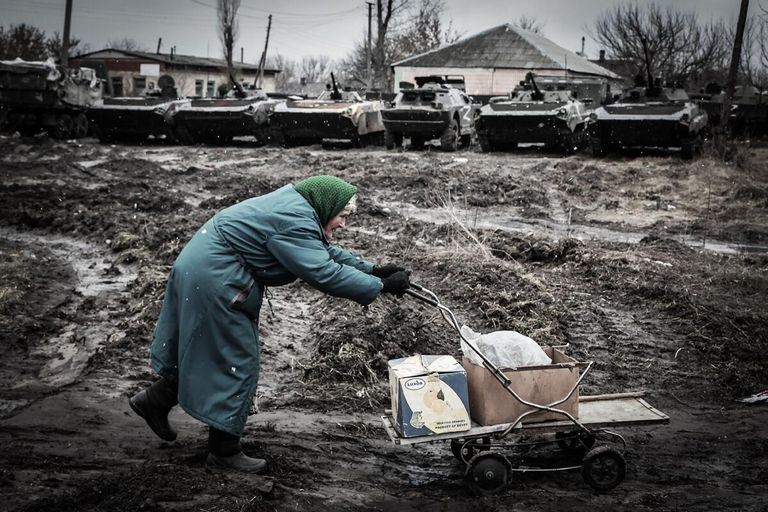 Пожилая женщина возвращается домой с полученной гуманитарной помощью. Деревня Трехизбенка. Пожилая женщина возвращается домой с полученной гуманитарной помощью. Деревня Трехизбенка.