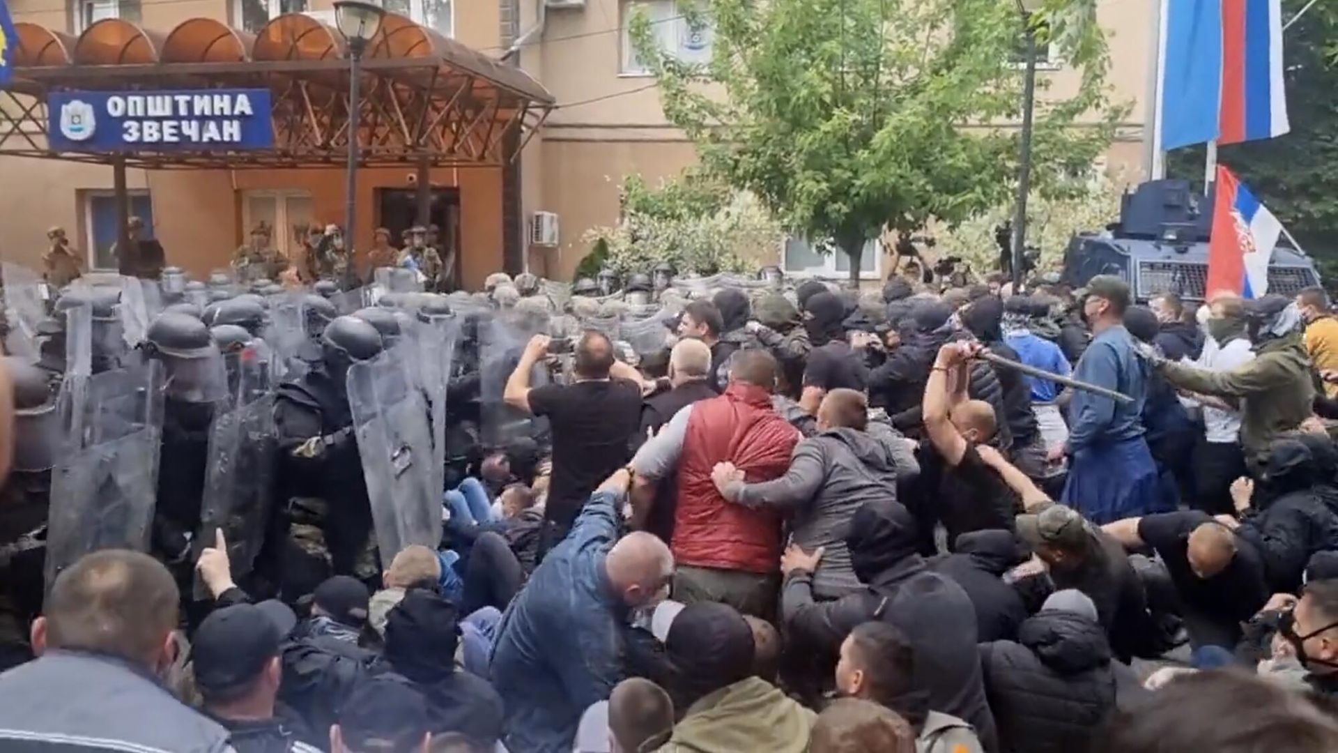 Столкновения между протестующими и силовиками в Звечане Столкновения между протестующими и силовиками в Звечане - РИА Новости, 1920, 31.05.2023