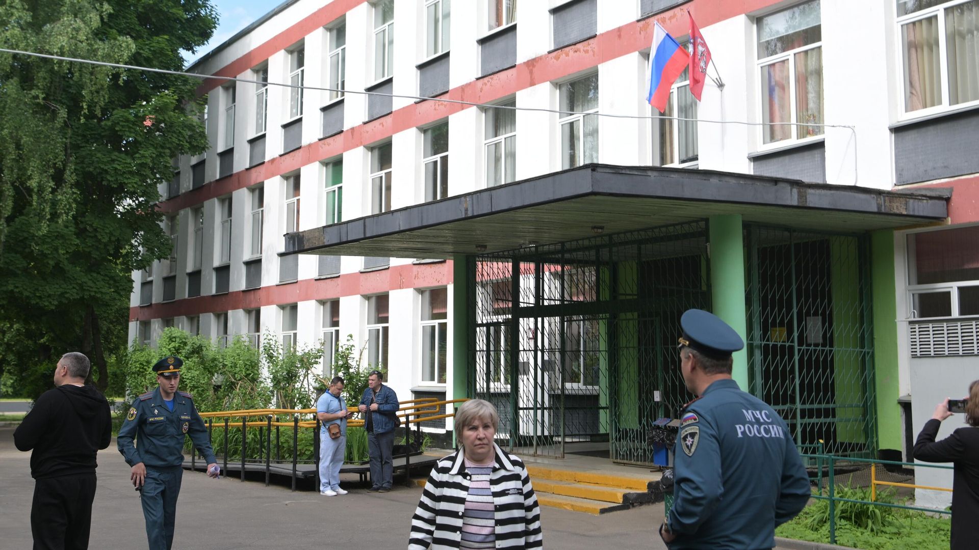 Сотрудники МЧС у пункта временного размещения для жителей жилого дома, пострадавшего в результате атаки беспилотника, на улице Профсоюзная в Москве. 30 мая 2023 Сотрудники МЧС у пункта временного размещения для жителей жилого дома, пострадавшего в результате атаки беспилотника, на улице Профсоюзная в Москве. 30 мая 2023 - РИА Новости, 1920, 30.05.2023