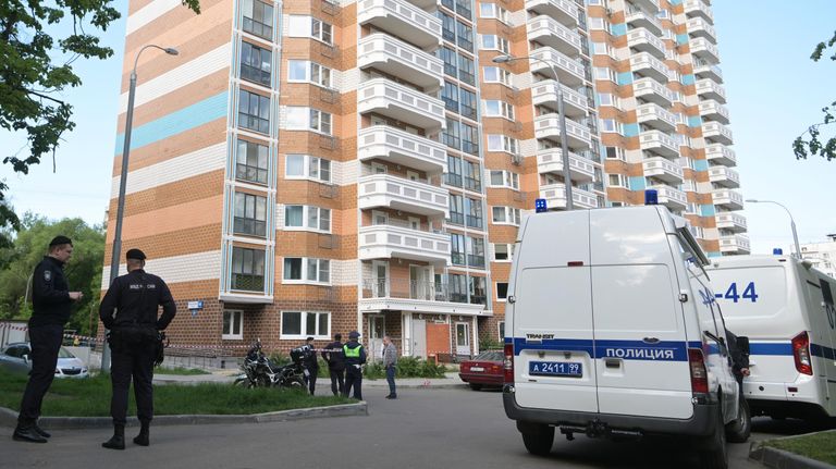 Сотрудник полиции у жилого дома, пострадавшего в результате атаки беспилотника, на улице Профсоюзная в Москве Сотрудник полиции у жилого дома, пострадавшего в результате атаки беспилотника, на улице Профсоюзная в Москве