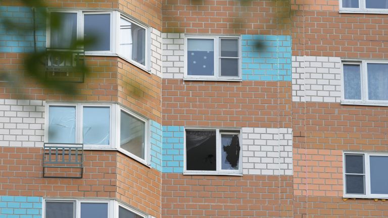 Разбитое окно жилого дома, пострадавшего в результате атаки беспилотника, на улице Профсоюзная в Москве Разбитое окно жилого дома, пострадавшего в результате атаки беспилотника, на улице Профсоюзная в Москве