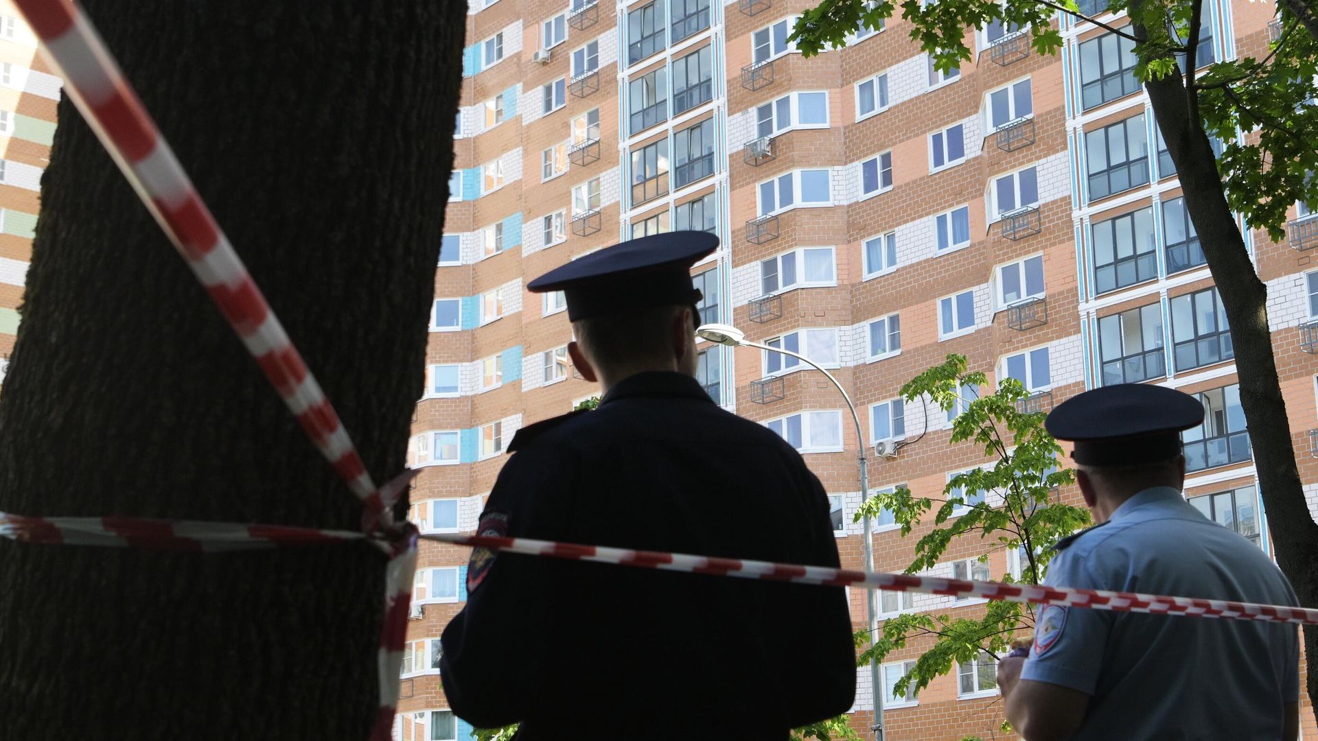 Сотрудники полиции у жилого дома, пострадавшего в результате атаки беспилотника, на улице Профсоюзная в Москве Сотрудники полиции у жилого дома, пострадавшего в результате атаки беспилотника, на улице Профсоюзная в Москве - РИА Новости, 1920, 30.05.2023