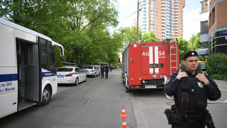 Сотрудники полиции у жилого дома, пострадавшего в результате атаки беспилотника, на Ленинском проспекте в Москве Сотрудники полиции у жилого дома, пострадавшего в результате атаки беспилотника, на Ленинском проспекте в Москве