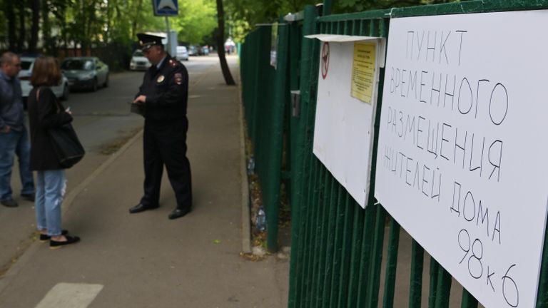 Сотрудник полиции у пункта временного размещения для жителей жилого дома, пострадавшего в результате атаки беспилотника, на улице Профсоюзная в Москве Сотрудник полиции у пункта временного размещения для жителей жилого дома, пострадавшего в результате атаки беспилотника, на улице Профсоюзная в Москве