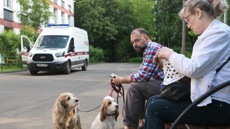 Люди у пункта временного размещения для жителей жилого дома, пострадавшего в результате атаки беспилотника, на улице Профсоюзная в Москве Люди у пункта временного размещения для жителей жилого дома, пострадавшего в результате атаки беспилотника, на улице Профсоюзная в Москве