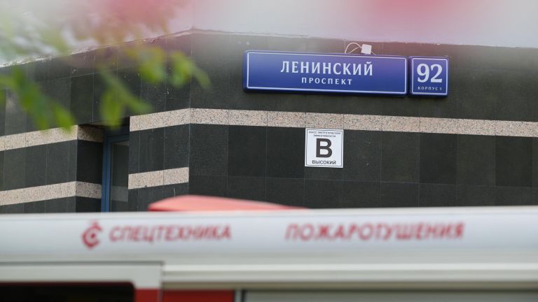 Сотрудники экстренных служб работают у жилого дома, пострадавшего в результате атаки беспилотника, на Ленинском проспекте в Москве Сотрудники экстренных служб работают у жилого дома, пострадавшего в результате атаки беспилотника, на Ленинском проспекте в Москве