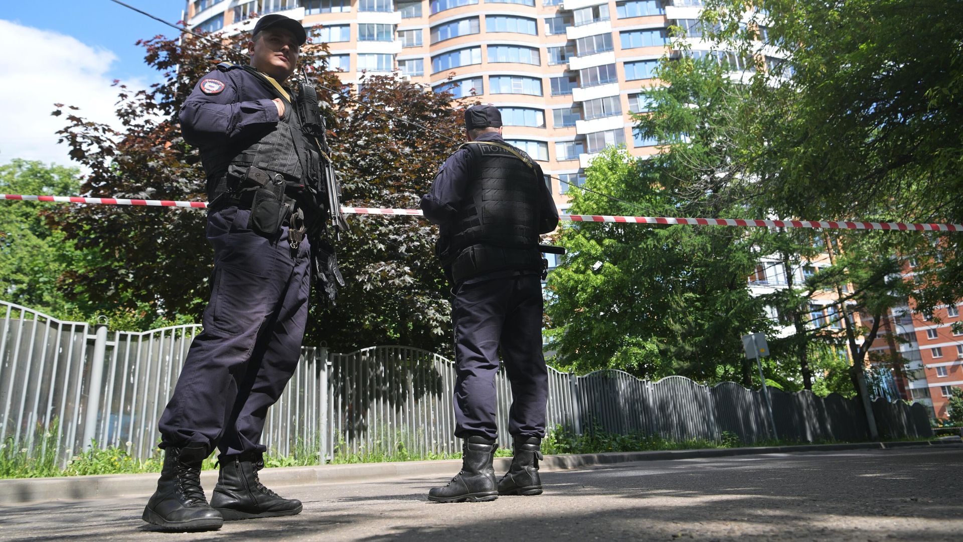Сотрудники полиции у жилого дома, пострадавшего в результате атаки беспилотника, на Ленинском проспекте в Москве Сотрудники полиции у жилого дома, пострадавшего в результате атаки беспилотника, на Ленинском проспекте в Москве - РИА Новости, 1920, 30.05.2023