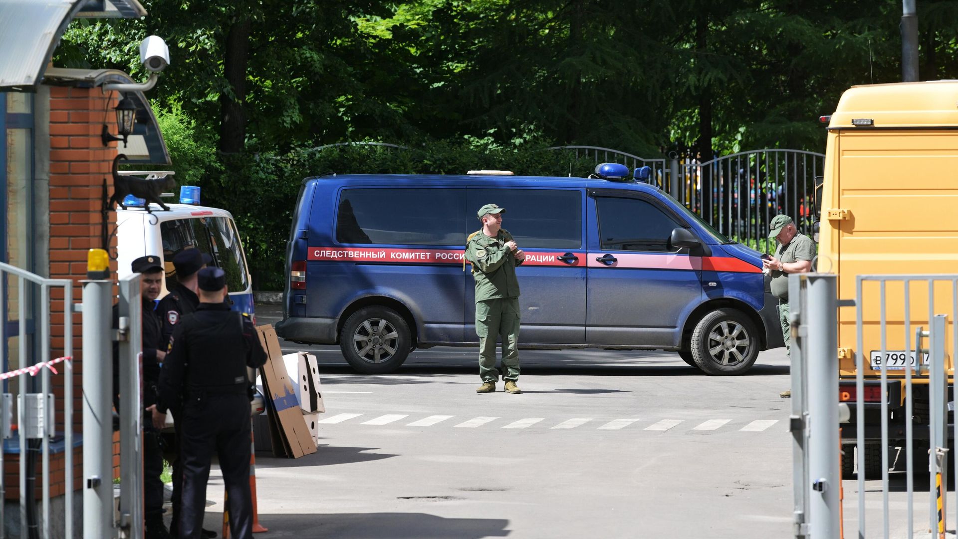 Автомобиль Следственного комитета у жилого дома, пострадавшего в результате атаки беспилотника, на Ленинском проспекте в Москве Автомобиль Следственного комитета у жилого дома, пострадавшего в результате атаки беспилотника, на Ленинском проспекте в Москве - РИА Новости, 1920, 30.05.2023