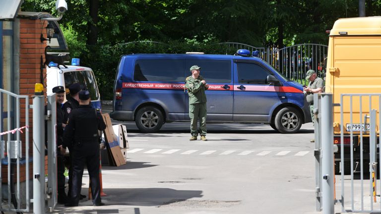 Автомобиль Следственного комитета у жилого дома, пострадавшего в результате атаки беспилотника, на Ленинском проспекте в Москве Автомобиль Следственного комитета у жилого дома, пострадавшего в результате атаки беспилотника, на Ленинском проспекте в Москве