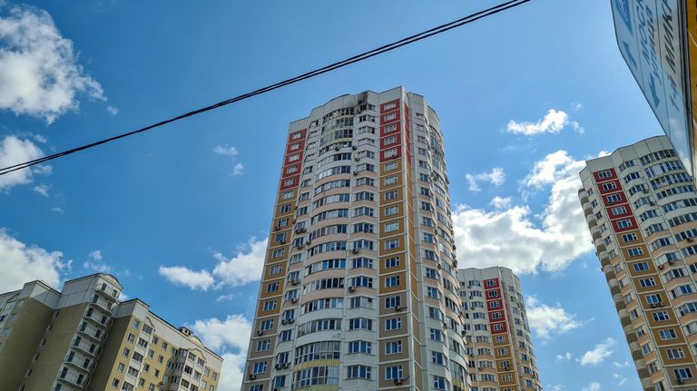 Оперативные службы на месте попадания беспилотного летательного аппарата в жилой дом по адресу: ул. Атласова, д. 11 Оперативные службы на месте попадания беспилотного летательного аппарата в жилой дом по адресу: ул. Атласова, д. 11
