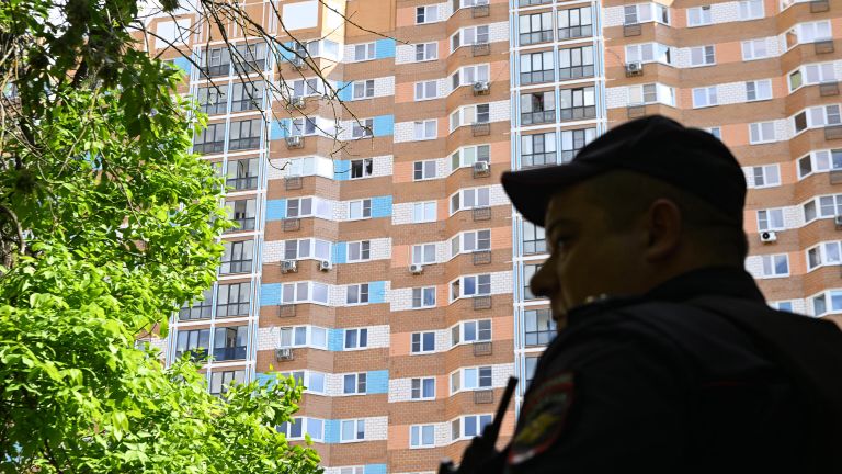 Сотрудник полиции у жилого дома, пострадавшего в результате атаки беспилотника, на улице Профсоюзная в Москве Сотрудник полиции у жилого дома, пострадавшего в результате атаки беспилотника, на улице Профсоюзная в Москве