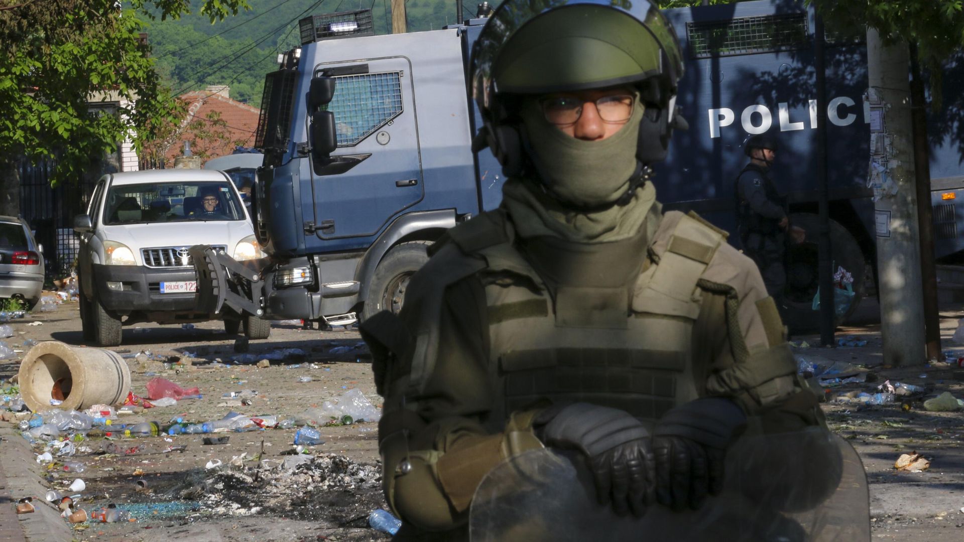 Полиция и солдаты KFOR возле муниципального здания в городе Звечан на севере Косово Полиция и солдаты KFOR возле муниципального здания в городе Звечан на севере Косово - РИА Новости, 1920, 30.05.2023