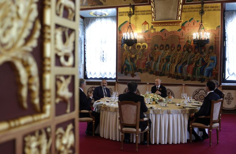 Президент РФ Владимир Путин, премьер-министр Армении Никол Пашинян, президент Казахстана Касым-Жомарт Токаев, президент Узбекистана Шавкат Мирзиёев, президент Туркменистана Сердар Бердымухамедов и президент Таджикистана Эмомали Рахмон во время рабочего завтрака глав государств-участников СНГ Президент РФ Владимир Путин, премьер-министр Армении Никол Пашинян, президент Казахстана Касым-Жомарт Токаев, президент Узбекистана Шавкат Мирзиёев, президент Туркменистана Сердар Бердымухамедов и президент Таджикистана Эмомали Рахмон во время рабочего завтрака глав государств-участников СНГ