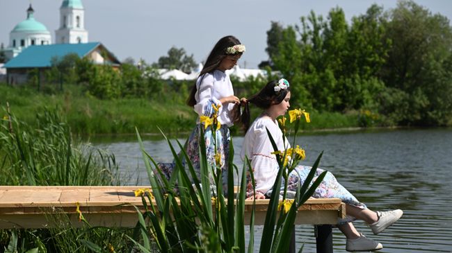 Девушки на фоне церкви святителя Николая Чудотворца в Татарстане