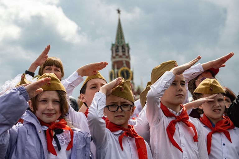 Школьники на церемонии торжественного приема в пионеры на Красной площади в Москве Школьники на церемонии торжественного приема в пионеры на Красной площади в Москве