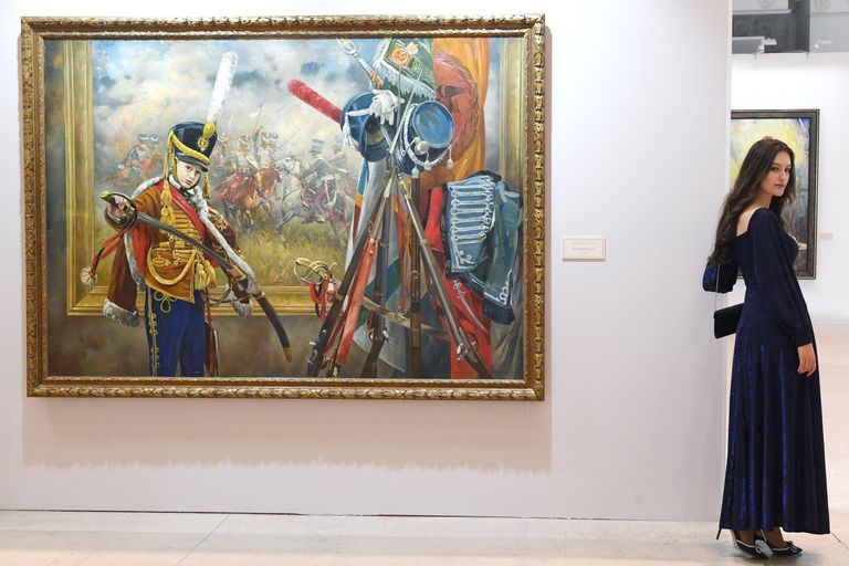 Дочь художника Василия Нестеренко Мария возле картины Гусарская баллада, представленной на выставке ее отца В. Нестеренко Мы - русские, с нами Бог! в Центральном выставочном зале Манеж в Москве Дочь художника Василия Нестеренко Мария возле картины Гусарская баллада, представленной на выставке ее отца В. Нестеренко Мы - русские, с нами Бог! в Центральном выставочном зале Манеж в Москве