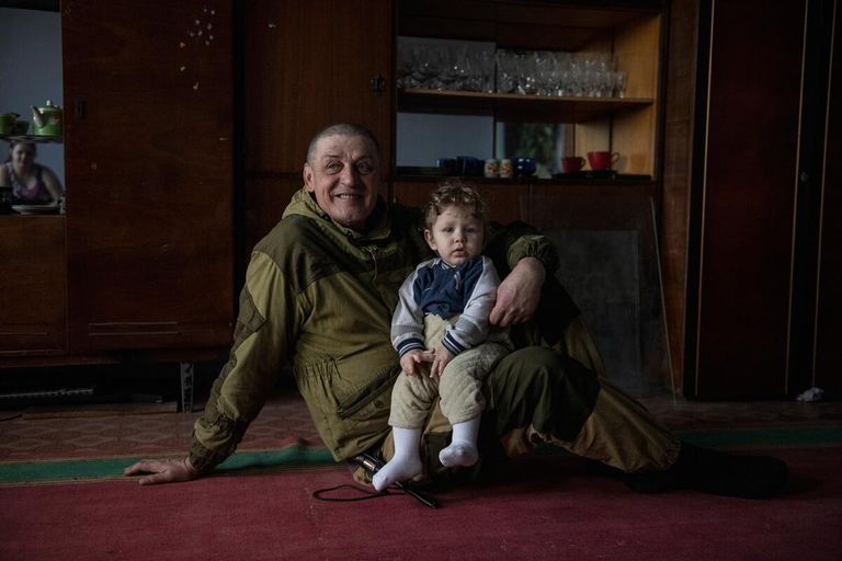 Александр Сиволапов встретился со своей семьей, которую не видел 8 лет. С внуком Захаром в своем доме в поселке Петровка. ЛНР, 2022
Александр Сиволапов встретился со своей семьей, которую не видел 8 лет. С внуком Захаром в своем доме в поселке Петровка. ЛНР, 2022