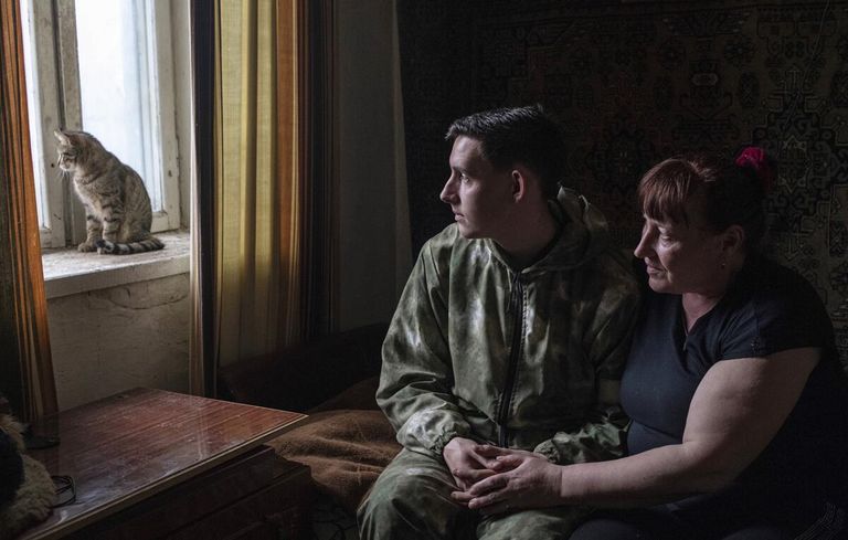 Житель Луганска Юрий Глущенко встретился с мамой Ольгой в ее доме в поселке Ганусовка после восьмилетней разлуки. ЛНР, 2022 Житель Луганска Юрий Глущенко встретился с мамой Ольгой в ее доме в поселке Ганусовка после восьмилетней разлуки. ЛНР, 2022