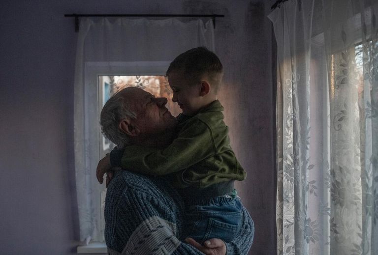 Виктор Александрович во время встречи с внуком Самсоном в своем доме в станице Луганская.
ЛНР, 2022 Виктор Александрович во время встречи с внуком Самсоном в своем доме в станице Луганская.
ЛНР, 2022