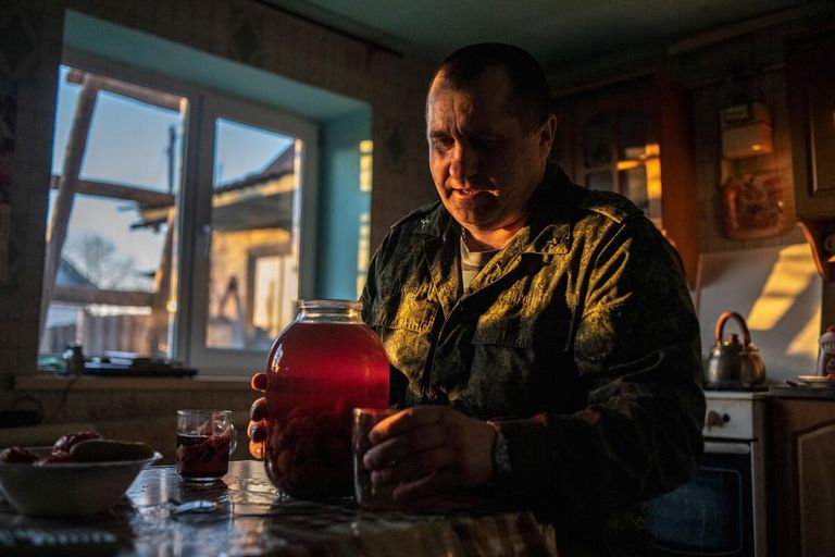 Сергей Сидоров на кухне в доме своих родителей в станице Луганская. ЛНР, 2022 Сергей Сидоров на кухне в доме своих родителей в станице Луганская. ЛНР, 2022