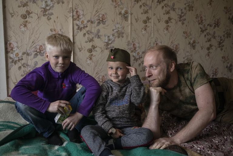Житель Донецка Павел Чуприна встретился со своими племянниками Кириллом и Дмитрием в квартире брата в Мариуполе. Павел не виделся со своими родственниками несколько лет. ДНР, 2022 Житель Донецка Павел Чуприна встретился со своими племянниками Кириллом и Дмитрием в квартире брата в Мариуполе. Павел не виделся со своими родственниками несколько лет. ДНР, 2022