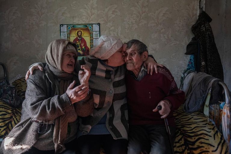 Татьяна Казачкова встретилась со своими родителями Александром Алексеевичем и Верой Афанасьевной Полковниковыми в их доме в селе Болотное, с которыми не виделась 8 лет. ЛНР, 2022 Татьяна Казачкова встретилась со своими родителями Александром Алексеевичем и Верой Афанасьевной Полковниковыми в их доме в селе Болотное, с которыми не виделась 8 лет. ЛНР, 2022