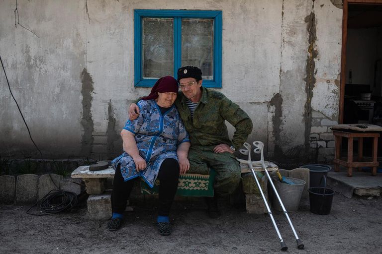 Атаман станицы Кировской Александр Огирин во время встречи со своей матерью Ольгой Васильевной спустя 8 лет в освобожденной деревне Муратово. Александр был ранен на службе милиции Луганской Народной Республики. ЛНР, 2022 Атаман станицы Кировской Александр Огирин во время встречи со своей матерью Ольгой Васильевной спустя 8 лет в освобожденной деревне Муратово. Александр был ранен на службе милиции Луганской Народной Республики. ЛНР, 2022