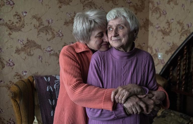 Лариса Коваленко встречается со своей мамой Еленой Семеренко, эвакуированной из Мариуполя в Донецк. Они не виделись более трех лет. ДНР, 2022 Лариса Коваленко встречается со своей мамой Еленой Семеренко, эвакуированной из Мариуполя в Донецк. Они не виделись более трех лет. ДНР, 2022