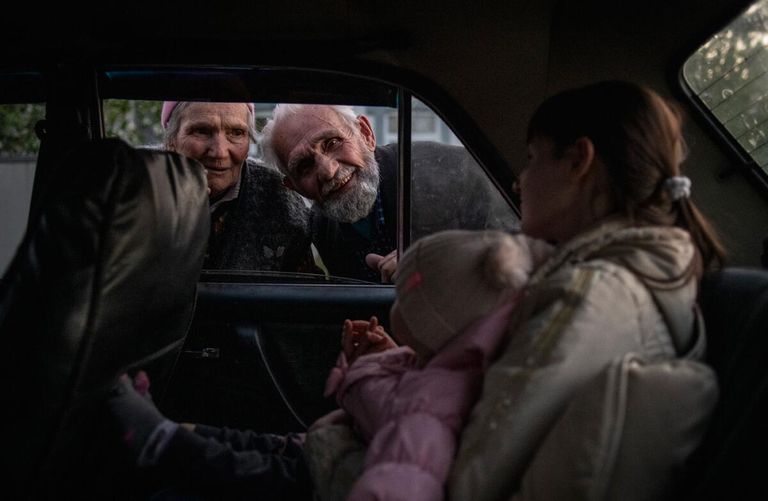 Бабушка Надежда Иосиповна и дедушка Андрей Андреевич из Донецка прощаются после недолгой встречей с супругой внука Андрея Воронцова -Юлией и правнучкой Лилией, которых не видел несколько лет. ДНР, 2022 Бабушка Надежда Иосиповна и дедушка Андрей Андреевич из Донецка прощаются после недолгой встречей с супругой внука Андрея Воронцова -Юлией и правнучкой Лилией, которых не видел несколько лет. ДНР, 2022