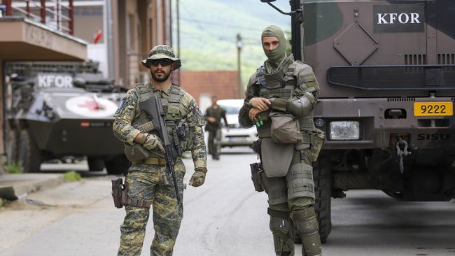 Военнослужащие в составе миротворческой миссии KFOR охраняют муниципальное здание в городе Звечан на севере Косово
