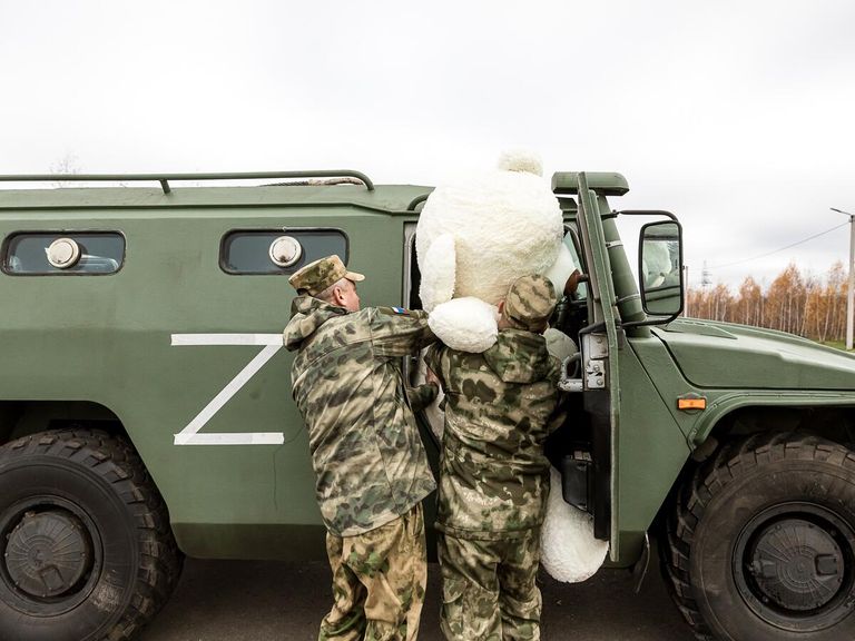 Полевой почтой на фронт пришло письмо с рисунком в виде контура детской ручки. Спецназовец Герман носил его под бронежилетом в качестве оберега, а в ответ попросил своих коллег передать девочке Маше большого плюшевого медведя. 2х-метровый мишка приехал к Маше на Тигре и вызвал бурю эмоций. Белгород, 2022 Полевой почтой на фронт пришло письмо с рисунком в виде контура детской ручки. Спецназовец Герман носил его под бронежилетом в качестве оберега, а в ответ попросил своих коллег передать девочке Маше большого плюшевого медведя. 2х-метровый мишка приехал к Маше на Тигре и вызвал бурю эмоций. Белгород, 2022